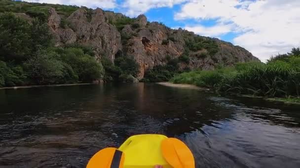 Grupo Personas Disfrutan Aventura Kayak Río Vista Primera Persona — Vídeos de Stock