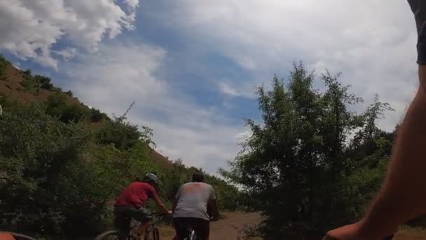 Grupo Pessoas Que Pedalam Juntas Estrada Montanha Verão Visão Primeira — Vídeo de Stock