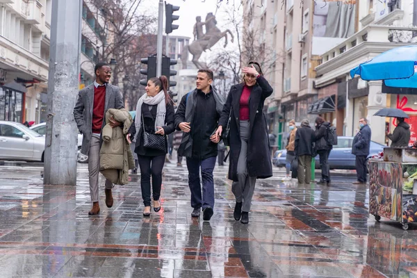 Cuatro Busienss Multirraciales Caminan Juntos Sobre Lluvia — Foto de Stock