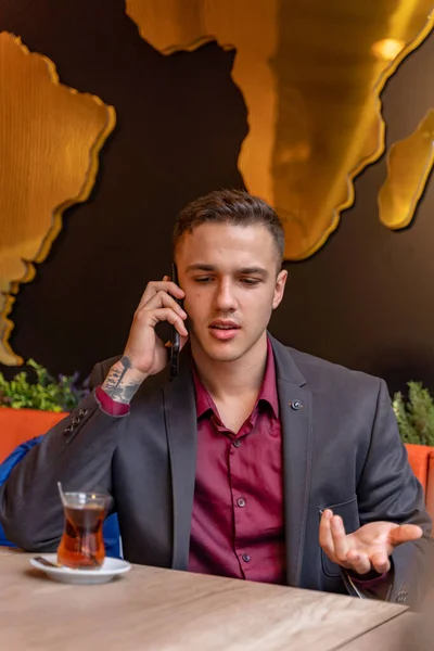 Ελκυστικός Και Όμορφος Επιχειρηματίας Μιλάει Στο Τηλέφωνο Αφεντικό Του Ενώ — Φωτογραφία Αρχείου