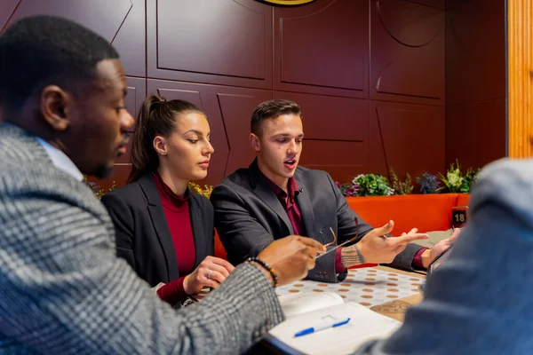 Groep Multiraciale Zakenmensen Discussieert Businessplannen — Stockfoto