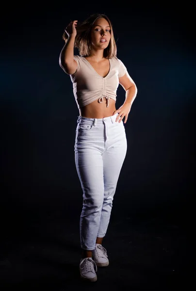 Junge Sexy Stylische Frau Sommerlicher Modischer Kleidung Stylischen Jeans Steht — Stockfoto