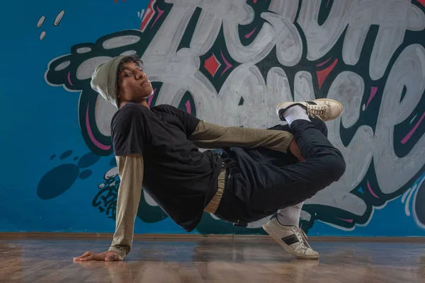 Современный Рэпер Танцует Гараже Городской Образ Жизни Хип Хоп — стоковое фото