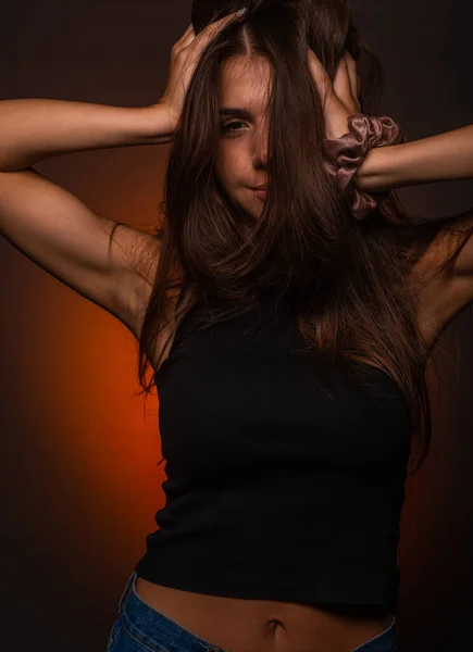 Retrato Chica Atractiva Hermosa Posando Mientras Juguetona Con Cabello — Foto de Stock