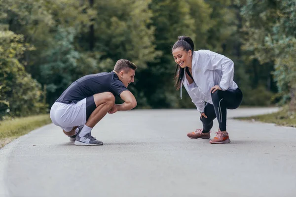 マラソン ランニング ワークアウトの準備をする男性と女性の選手 健康的なライフスタイルのコンセプト — ストック写真