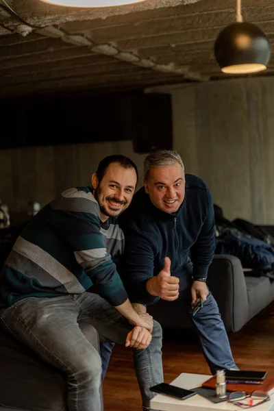 Δύο Καταπληκτικοί Και Χαρούμενοι Επιχειρηματίες Που Δίνουν Δάχτυλά Τους — Φωτογραφία Αρχείου