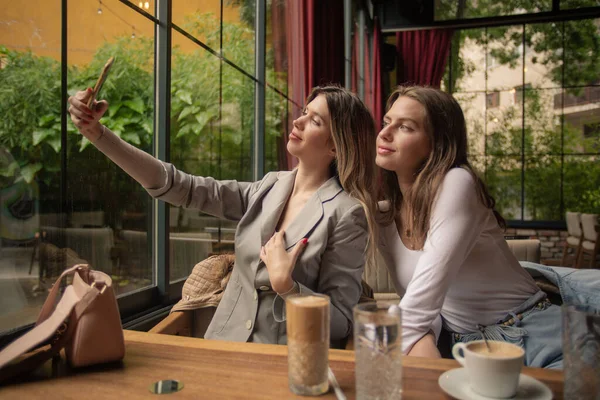 Dos Atractivas Bellas Hermanas Jóvenes Están Tomando Selfie Restaurante —  Fotos de Stock