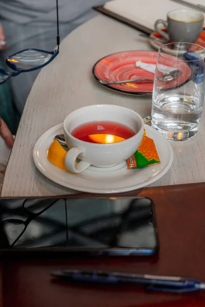 白と暖かいお茶のカップの素晴らしいと完璧なショット — ストック写真