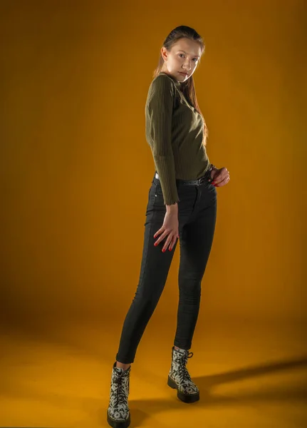 Jeune Femme Avec Chapeau Printemps Sur Fond Jaune — Photo