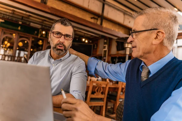 Två Ledande Affärsmän Diskuterar Sina Idéer Och Planer Laptop — Gratis stockfoto