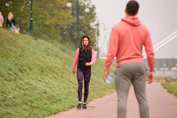 Atractiva Adn Hermosa Chica Está Caminando Hacia Amigo — Foto de Stock