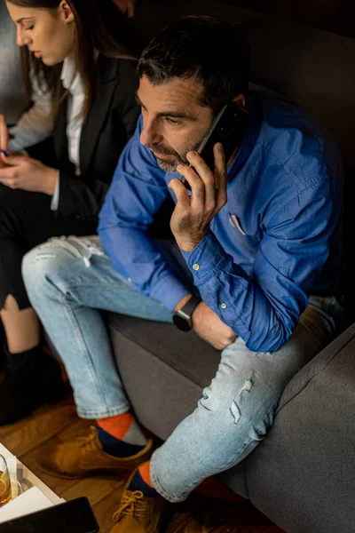 Incredibile Bello Uomo Affari Sta Parlando Telefono — Foto Stock