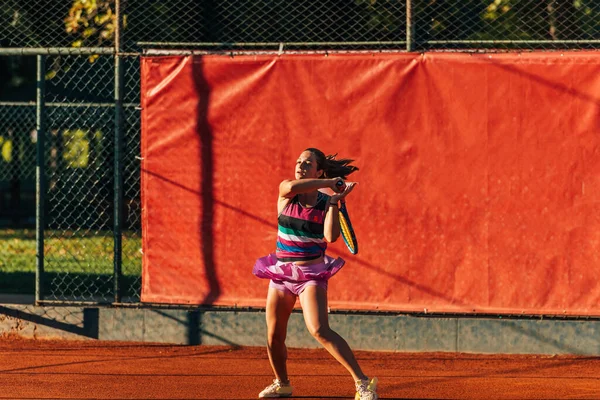 Kaukasische Frau Sportlichem Outfit Spielt Tennis Auf Sandplatz — Stockfoto