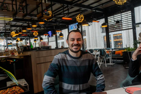 Empresário Atraente Bonito Está Sorrindo Sentado Café — Fotografia de Stock