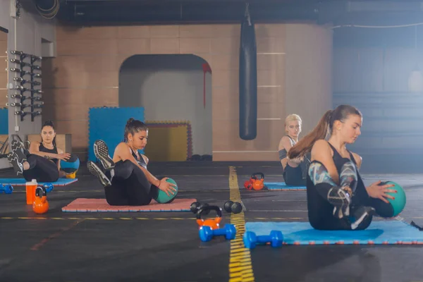 Atraktivní Sportovní Dívky Cvičit Břišní Cvičení Medovým Míčkem Skupině Fitness — Stock fotografie