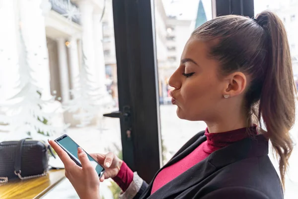 Atractiva Hermosa Mujer Negocios Está Centrando Chat — Foto de Stock