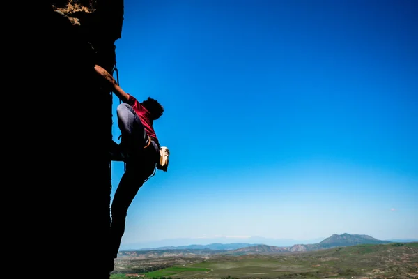 Homme Escalade Une Montagne Très Escarpée Contre Une Belle Vue — Photo
