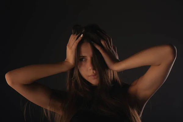 Retrato Una Hermosa Chica Posando Estudio Mientras Toca Cabello — Foto de Stock