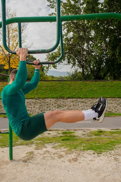 Attraktiver Adnhandosme Starker Kerl Trainiert Seine Muskeln Der Stange — Stockfoto
