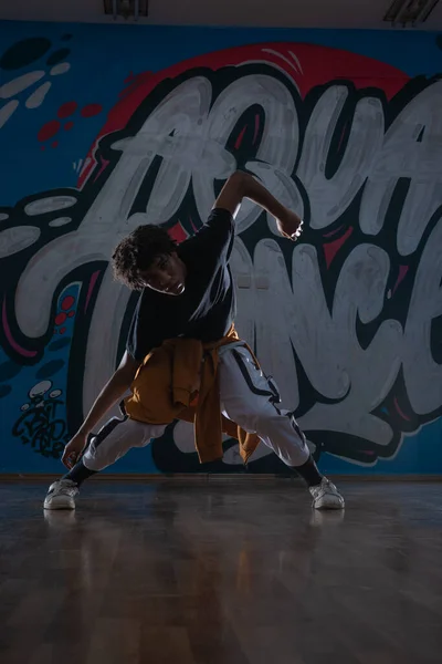 Şehir Ortamında Hip Hop Dansı Yapan Genç Siyahi Bir Erkek — Stok fotoğraf