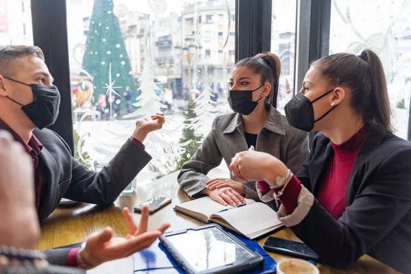 Grupo Empresários Multirraciais Estão Discutindo Planos Máscaras Vívidas — Fotografia de Stock