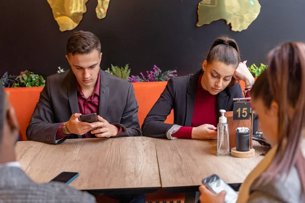 Четыре Мультирасовых Бизнесмена Смотрят Свои Телефоны — стоковое фото