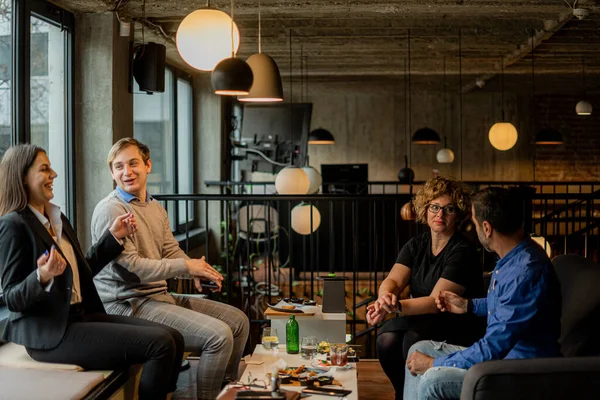 Groep Geweldige Zakenmensen Praten Lachen — Stockfoto