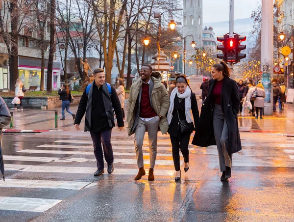 Grupo Empresarios Multirraciales Están Cruzando Calle — Foto de Stock