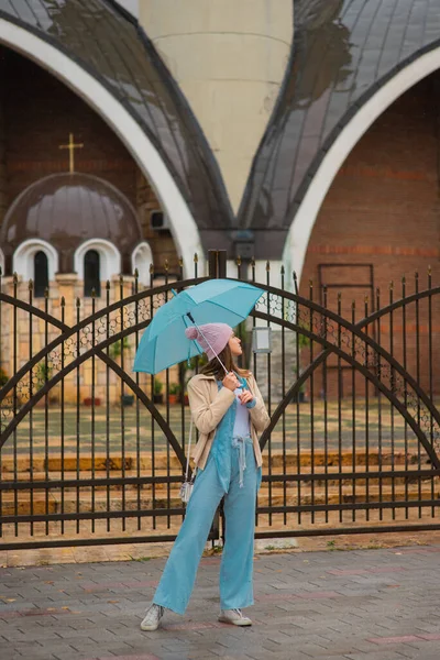 Привлекательная Красивая Девушка Позирует Дождь Перед Церковью — стоковое фото