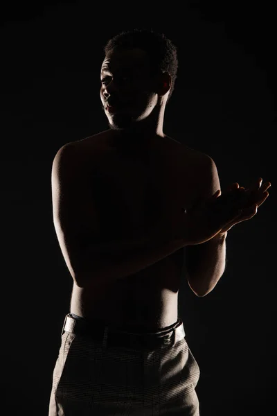 Silhouette Maschio Nero Posa Topless Sfondo Scuro — Foto Stock