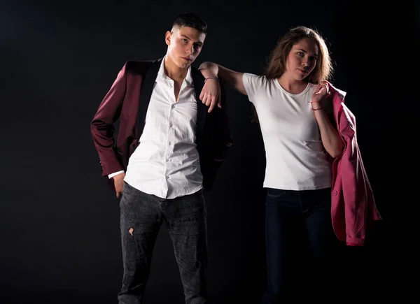 Legal Jovem Homem Mulher Moderno Elegante Roupas Posando Juntos — Fotografia de Stock