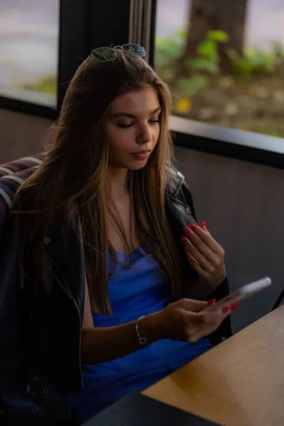 Beautiufl Und Erstaunliches Mädchen Checkt Ihr Handy Während Sie Auf — Stockfoto