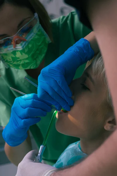 Dentiste Féminine Avec Des Gants Caoutchouc Vérifiant Les Dents Patiente — Photo