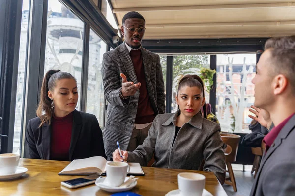 Grupo Empresários Multirraciais São Discusisng Seus Planos Negócios Ideias Enquanto — Fotografia de Stock