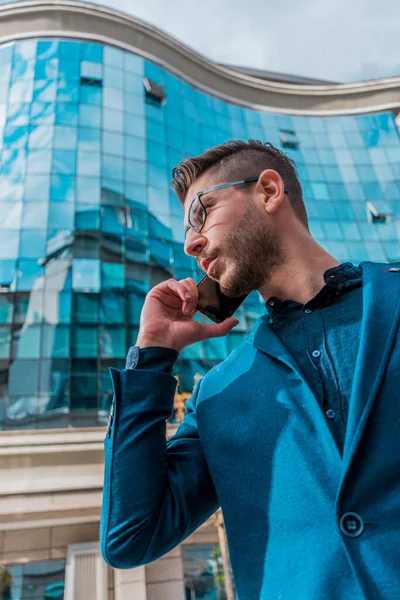 Homme Affaires Homme Mode Avec Téléphone Portable Dans Son Bureau — Photo