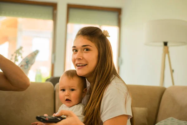 Güzel Anne Onun Sevimli Küçük Kızı Birlikte Televizyon Izliyorlar — Stok fotoğraf