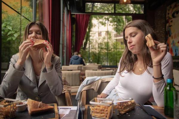 Dos Hermanas Increíbles Están Comiendo Juntas Mientras Disfrutan Comida Bar — Foto de Stock