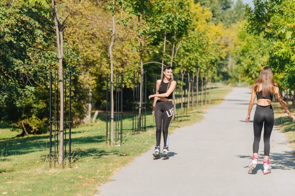 公園でのセクシーなスポーツ女性ローラースケートのフル長さの写真 — ストック写真