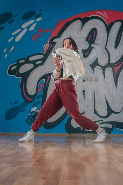 Attraktiv Ung Kvinna Gör Breakdance Flytta Över Graffiti Bakgrund — Stockfoto