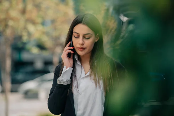 Businesswoman Está Pensando Las Noticias Que Está Recibiendo Por Teléfono — Foto de Stock