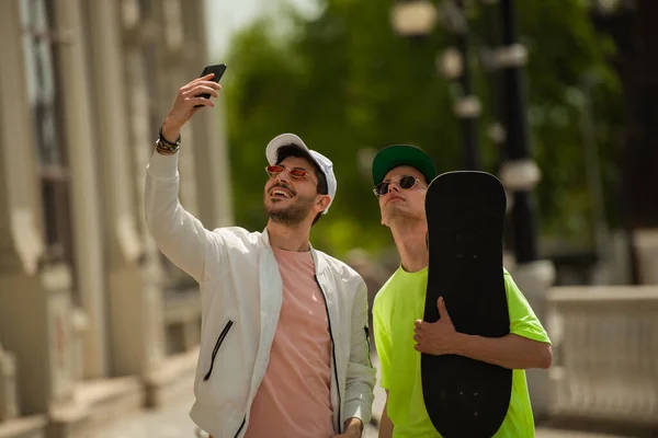 Två Stiliga Manliga Vänner Ler För Selfies — Stockfoto