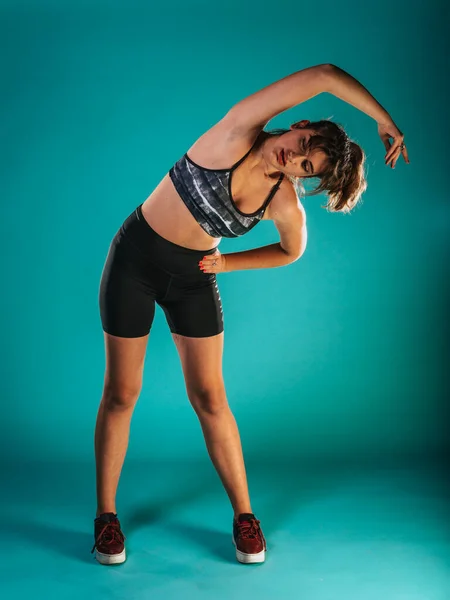 Koyu Renk Saçlı Kadın Antrenör Spor Tişörtü Spor Ayakkabısı Esnek — Stok fotoğraf