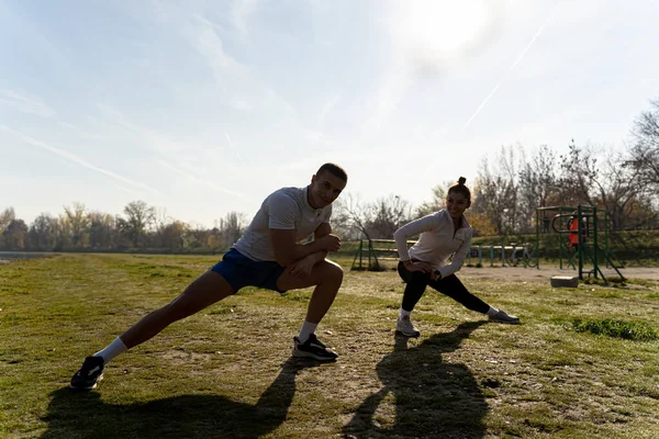 Dois Amigos Aptos Atraentes Surpreendentes Estão Exercitando Alongando Grama — Fotografia de Stock