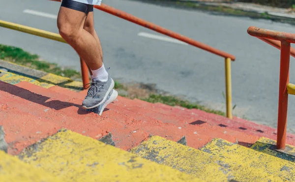 Nahaufnahme Outdoor Bild Von Männlichen Athleten Schuhe Fuß Die Treppe — Stockfoto