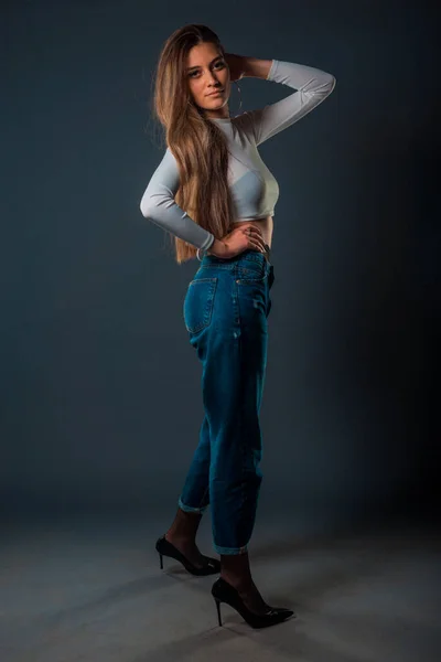 Elegante Mujer Joven Con Pantalones Mezclilla Azul Suéter Blanco —  Fotos de Stock