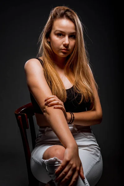 Studio Mode Portret Van Een Modern Meisje Dragen Zwarte Tank — Stockfoto