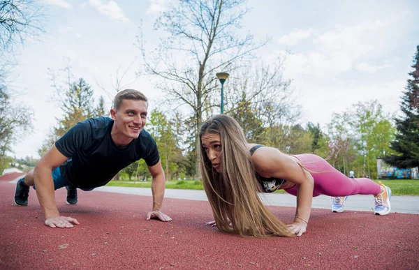 Przystojna Sportowa Para Rozciągająca Się Sporcie Parku Piękny Mężczyzna Kobieta — Zdjęcie stockowe