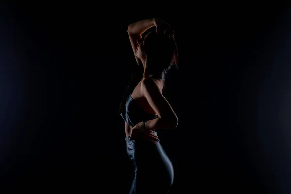 Silhouet Van Aantrekkelijk Jong Meisje Poseren Studio Zwarte Achtergrond Van — Stockfoto