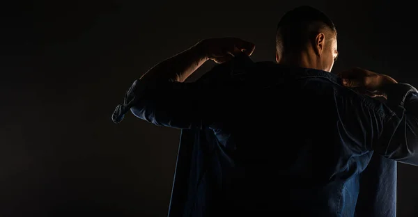 Atractivo Guapo Chico Está Posando Desde Espalda Mientras Pone Camisa — Foto de Stock