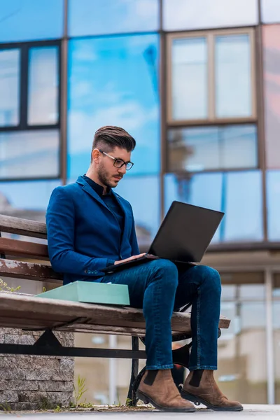 Urban Ermann Mit Laptop Sitzt Auf Einer Bank Park — Stockfoto